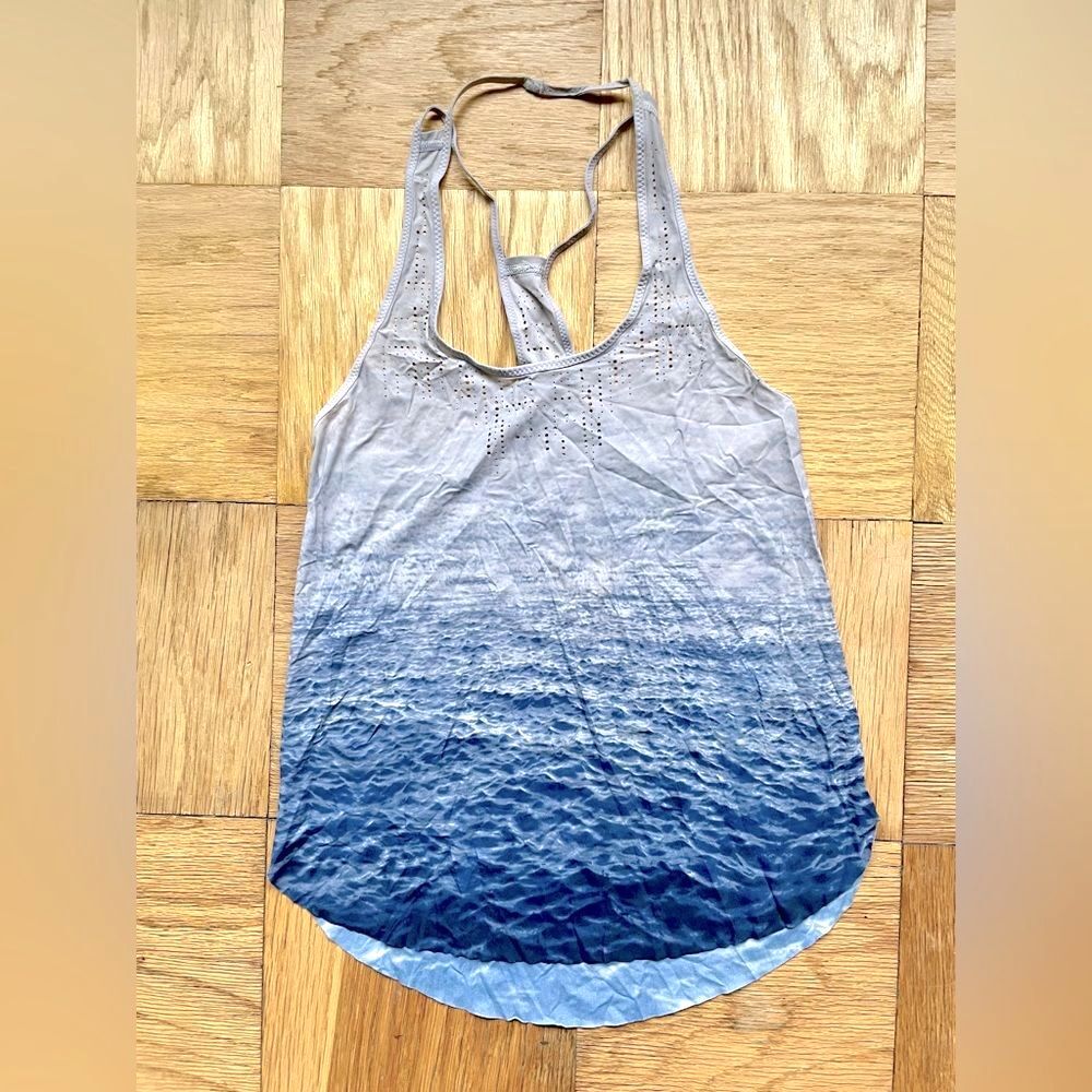 Lululemon Water Bound Singlet Tank, UPF 50+, Size 2, Ombre Wave Navy/White